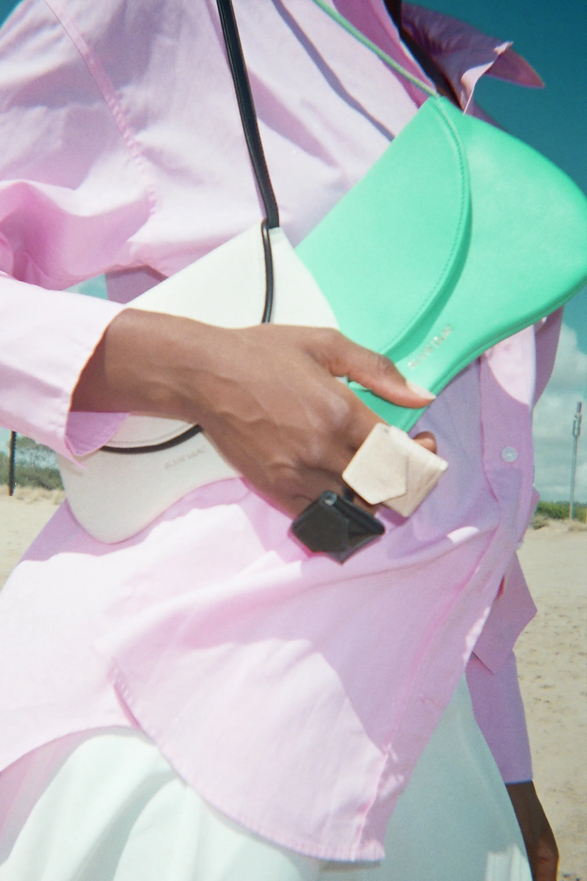 AMORSITO PHONE BAG BLACK