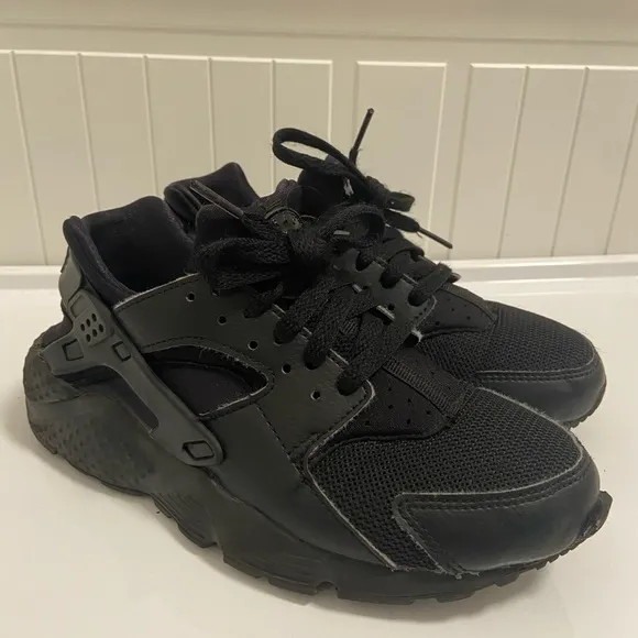 I am selling a pair of Nike huaraches.
