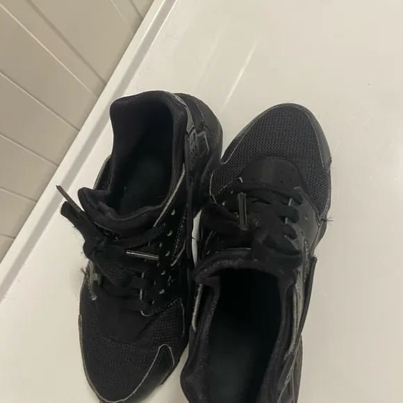 I am selling a pair of Nike huaraches.