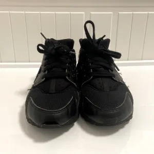 I am selling a pair of Nike huaraches.