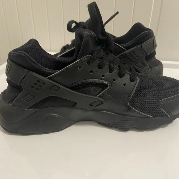 I am selling a pair of Nike huaraches.