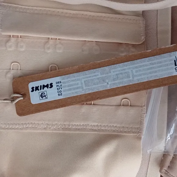 NWT SKIMS Deep Plunge Shapewear Plunge Bra in Sand with removable straps