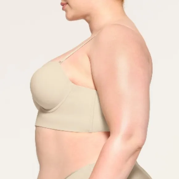 NWT SKIMS Deep Plunge Shapewear Plunge Bra in Sand with removable straps