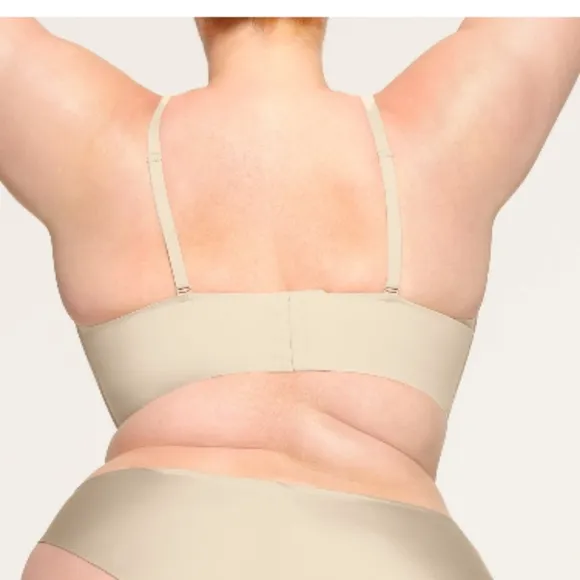 NWT SKIMS Deep Plunge Shapewear Plunge Bra in Sand with removable straps