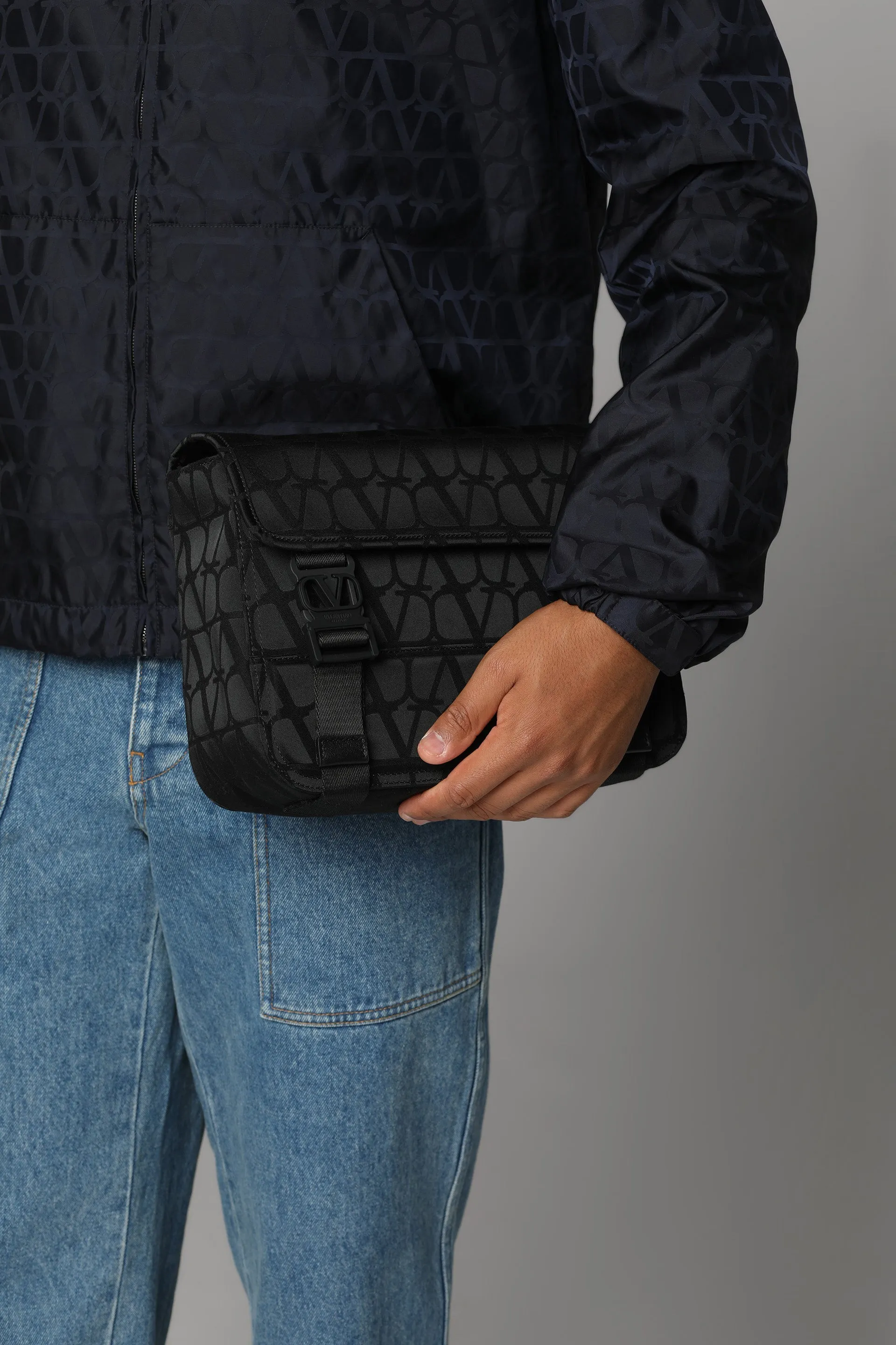 Valentino Garavani - Technical fabric shoulder bag